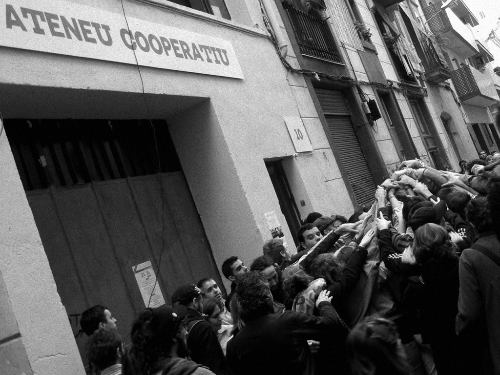 Els castellers del Poble Sec van fer un pilar el dia de la inauguració