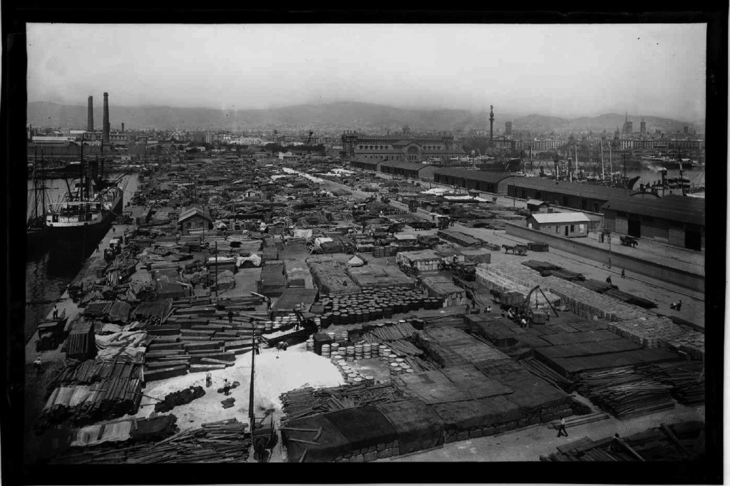 Mercancías acumuladas en los muelles del puerto de Barcelona con motivo de una huelga de transporte, año 1923